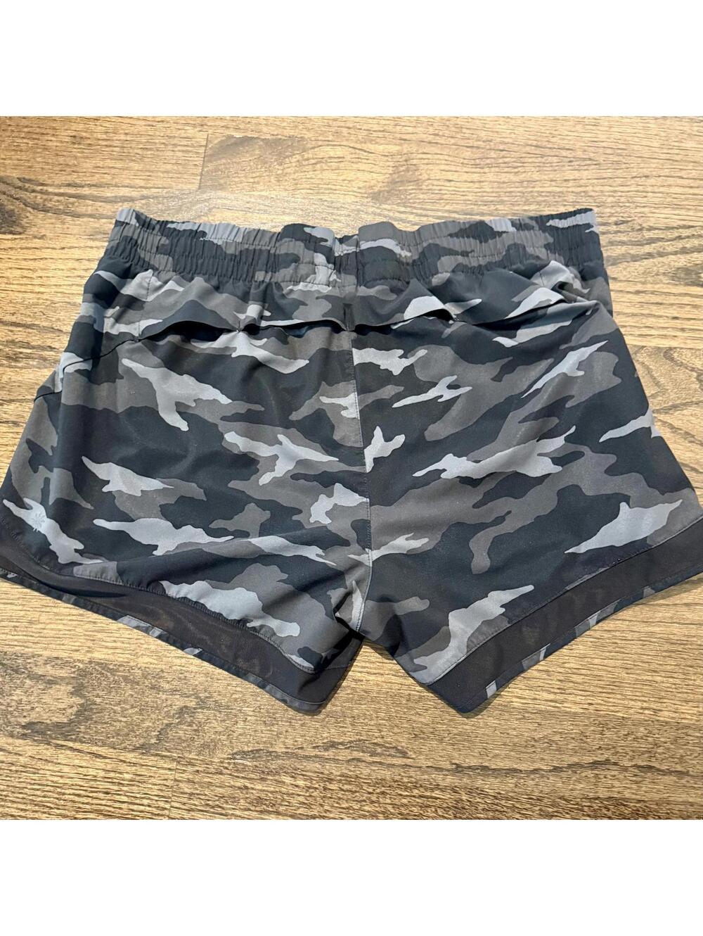 ATHLETA Printed Mesh Racer Run Mid Rise 4" Shorts - Picture 2 of 3